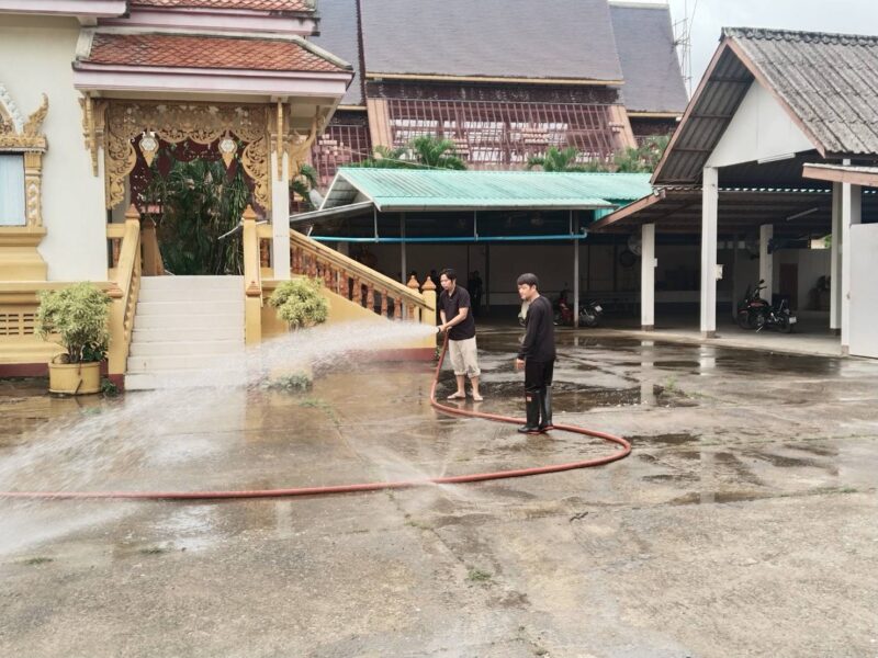 ออกให้บริการฉีดล้างฌาปณสถาน ในพื้นที่บ้านร้อง