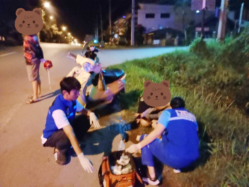 ออกตรวจสอบอุบัติเหตุรถจักรยานยนต์ล้มเอง บริเวณฝั่งตรงข้ามสถานีบริการน้ำมันเชื้อเพลิงเชลล์ สาขาปัว พร้อมปฐมพยาบาลผู้บาดเจ็บหญิง ชาวลาว นำส่งไปรักษา ณ โรงพยาบาล